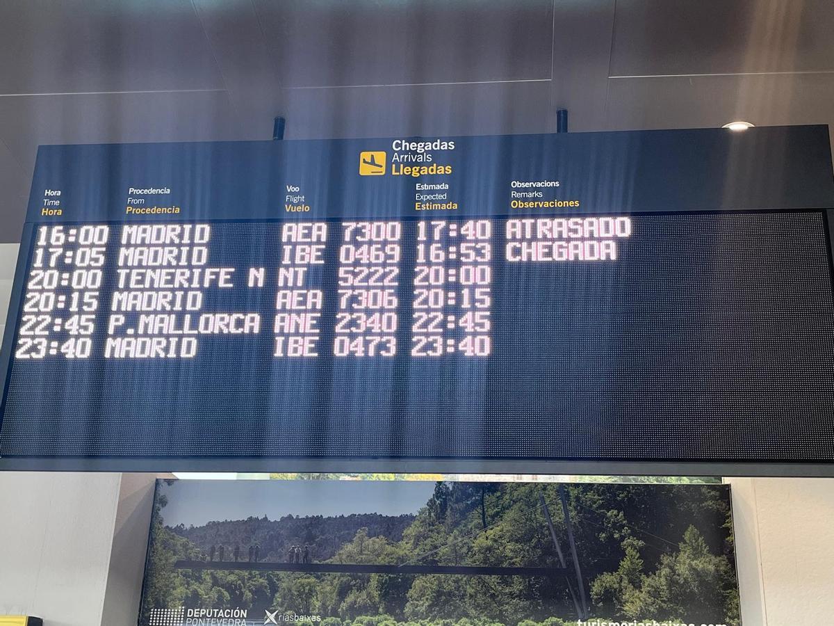 Panel con los vuelos del aeropuerto de Peinador