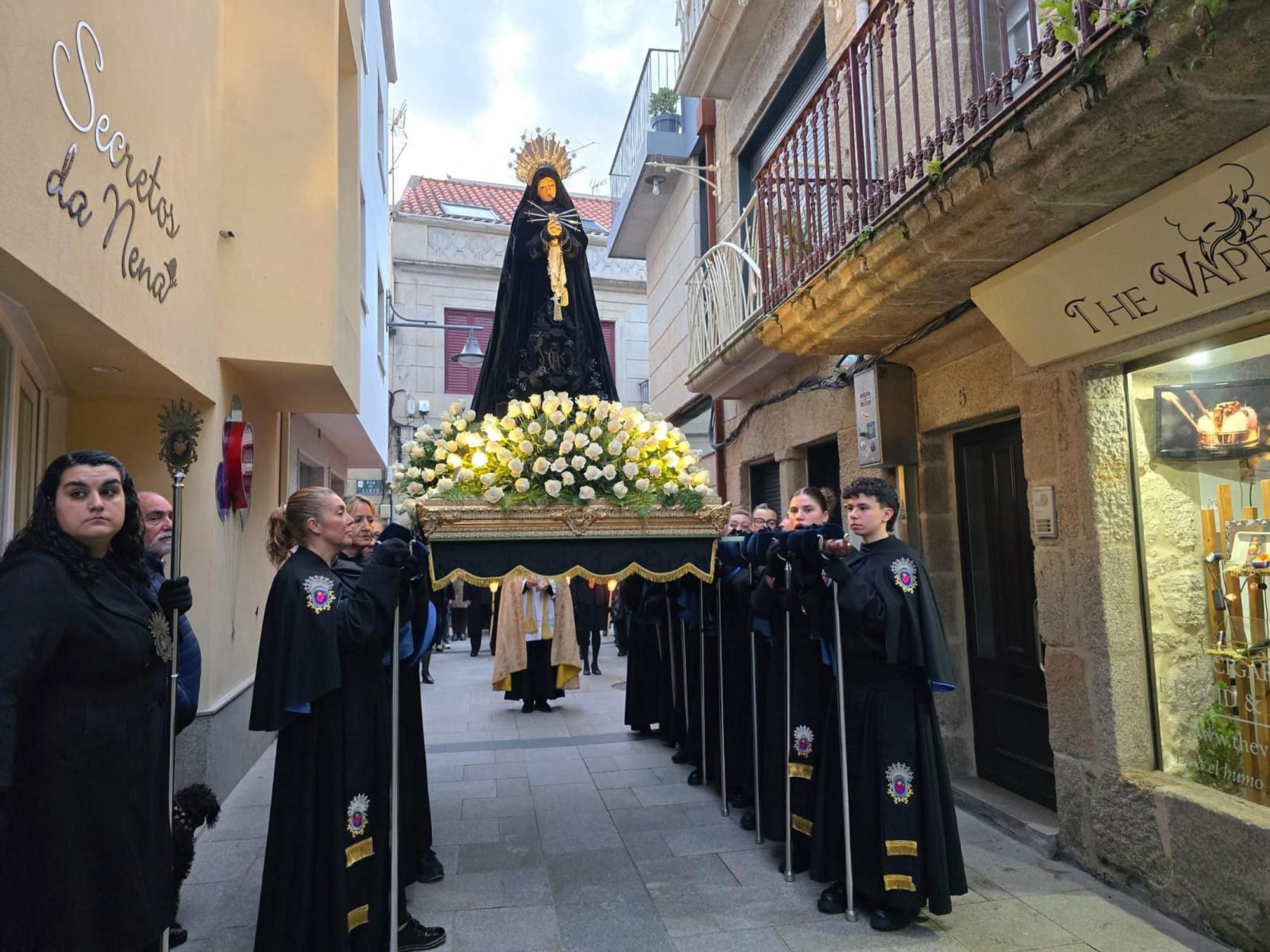 La procesión de la Soledad de María de Cangas venció a la lluvia