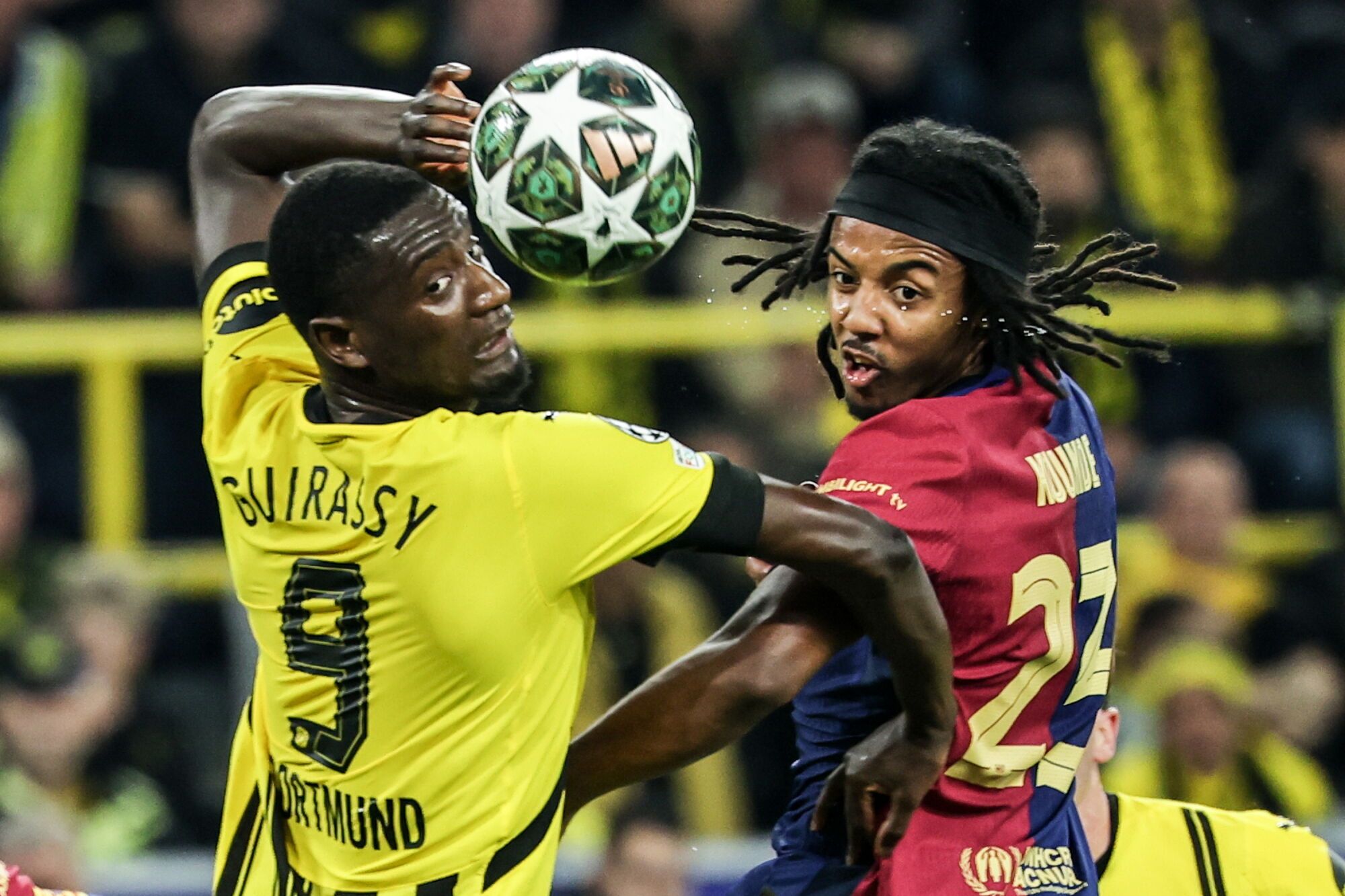 Dortmund (Germany), 15/04/2025.- Serhou Guirassy (L) of Dortmund in action against Jules Kounde of Barcelona during the UEFA Champions League quarter-finals, 2nd leg soccer match between Borussia Dortmund and FC Barcelona, in Dortmund, Germany, 15 April 2025. (Liga de Campeones, Alemania) EFE/EPA/FRIEDEMANN VOGEL