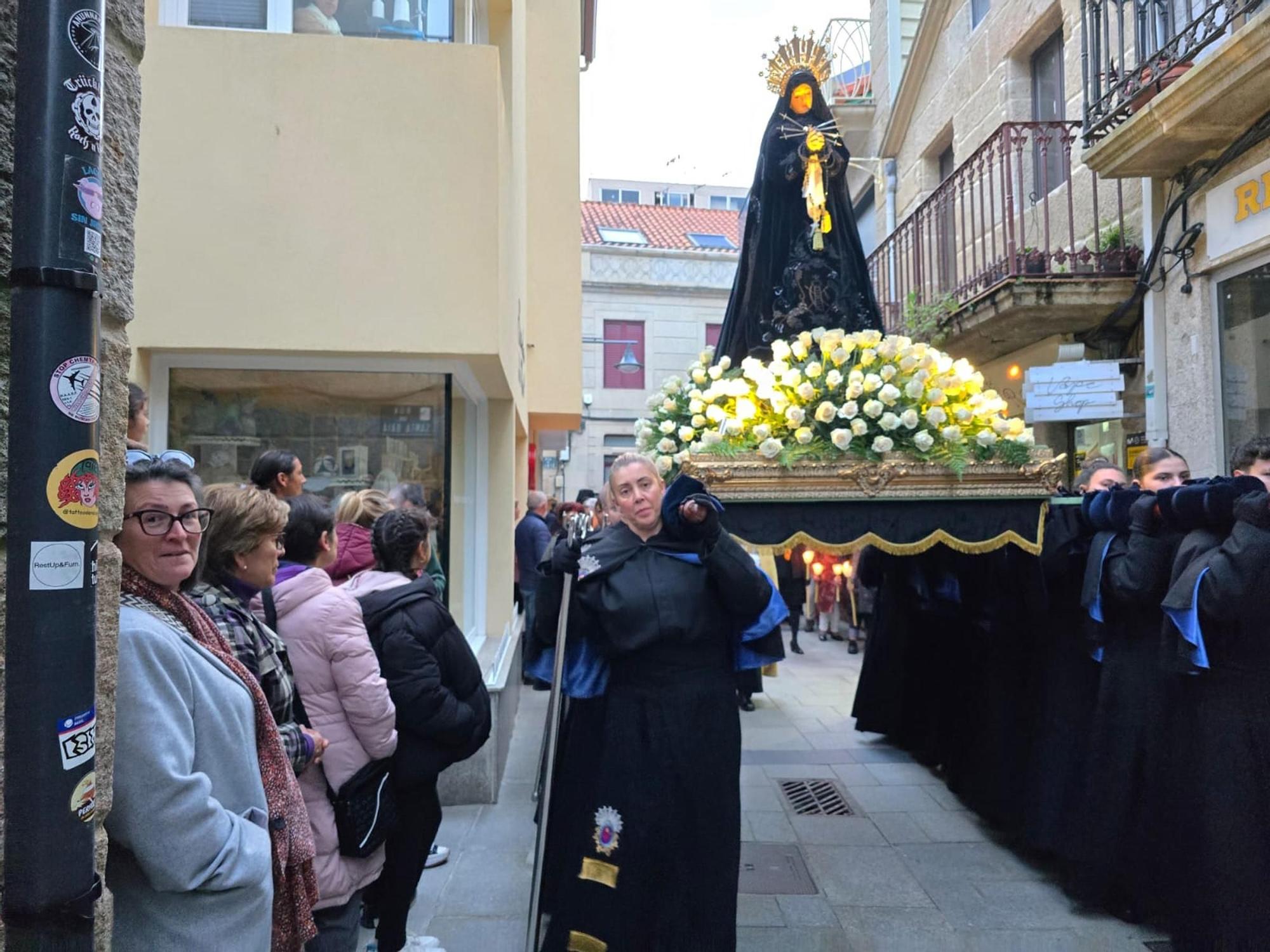 La procesión de la Soledad de María de Cangas venció a la lluvia