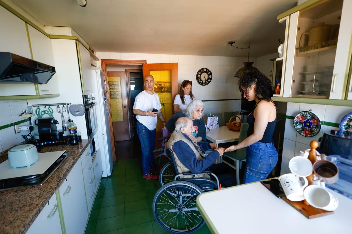 Enrique junto a su mujer y su familia tras subir 12 pisos a pulso por no haber ascensor.