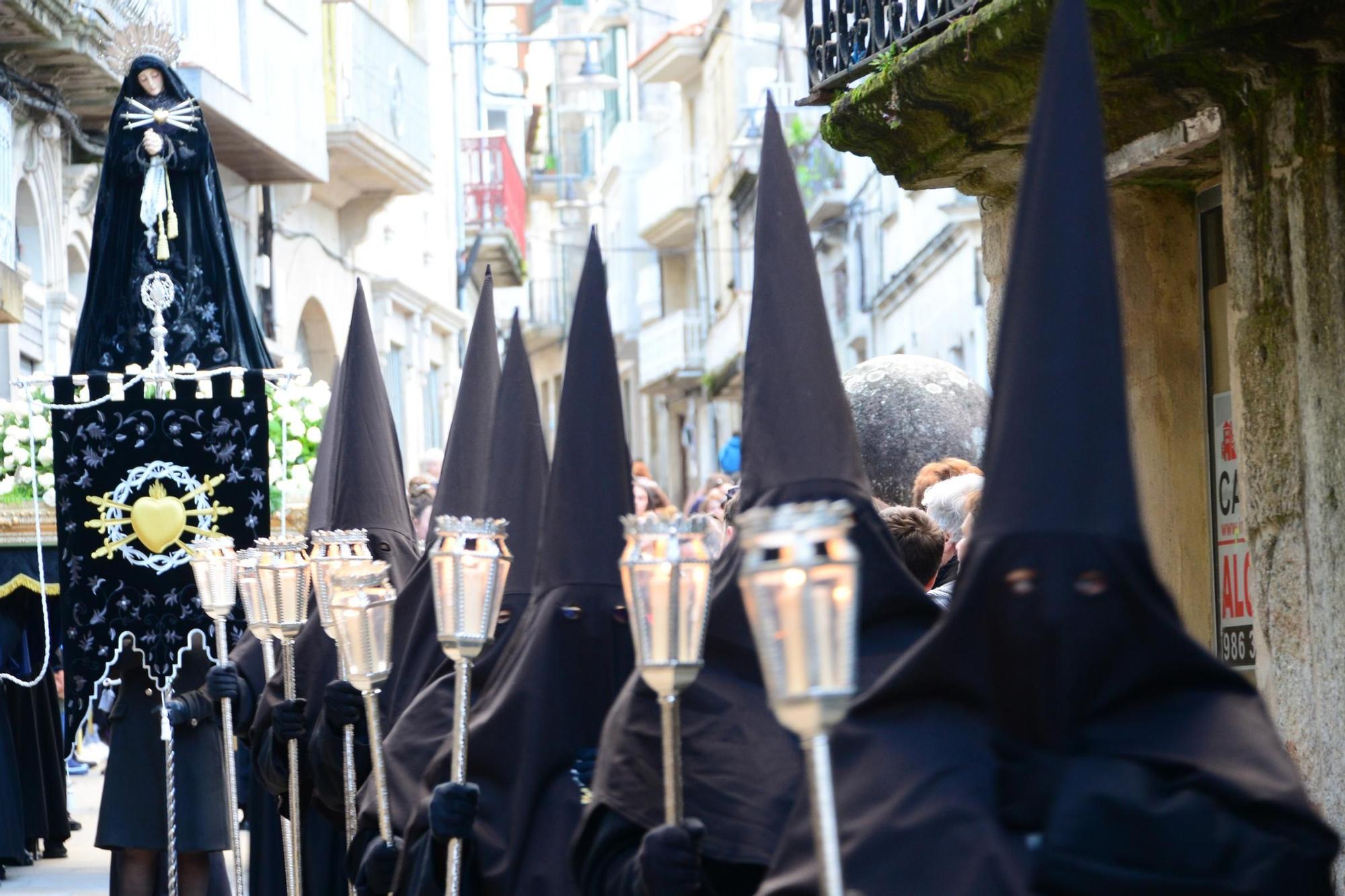 La procesión de la Soledad de María de Cangas venció a la lluvia