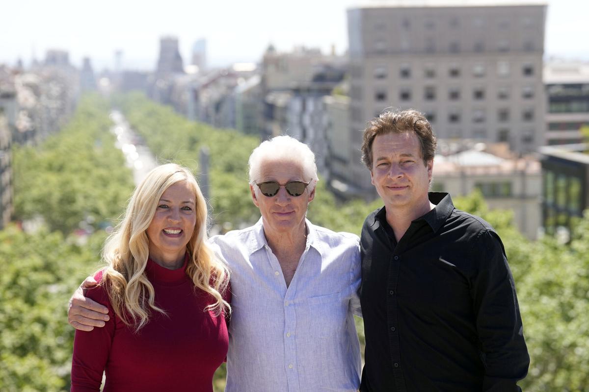 GRAFCAT7774. BARCELONA, 30/04/2025.- El actor estadounidense Richard Gere posa para la prensa gráfica junto a los directores Barbara Miller y Philip Delaquis (d) durante la presentación en el marco del BCN Film Fest del documental 'Sabiduría y felicidad', un retrato íntimo en el que el Dalai lama habla directamente a cámara sobre la paz interior, la felicidad y el potencial para un siglo XXI pacífico y feliz, y que Gere ha producido. EFE/Enric Fontcuberta