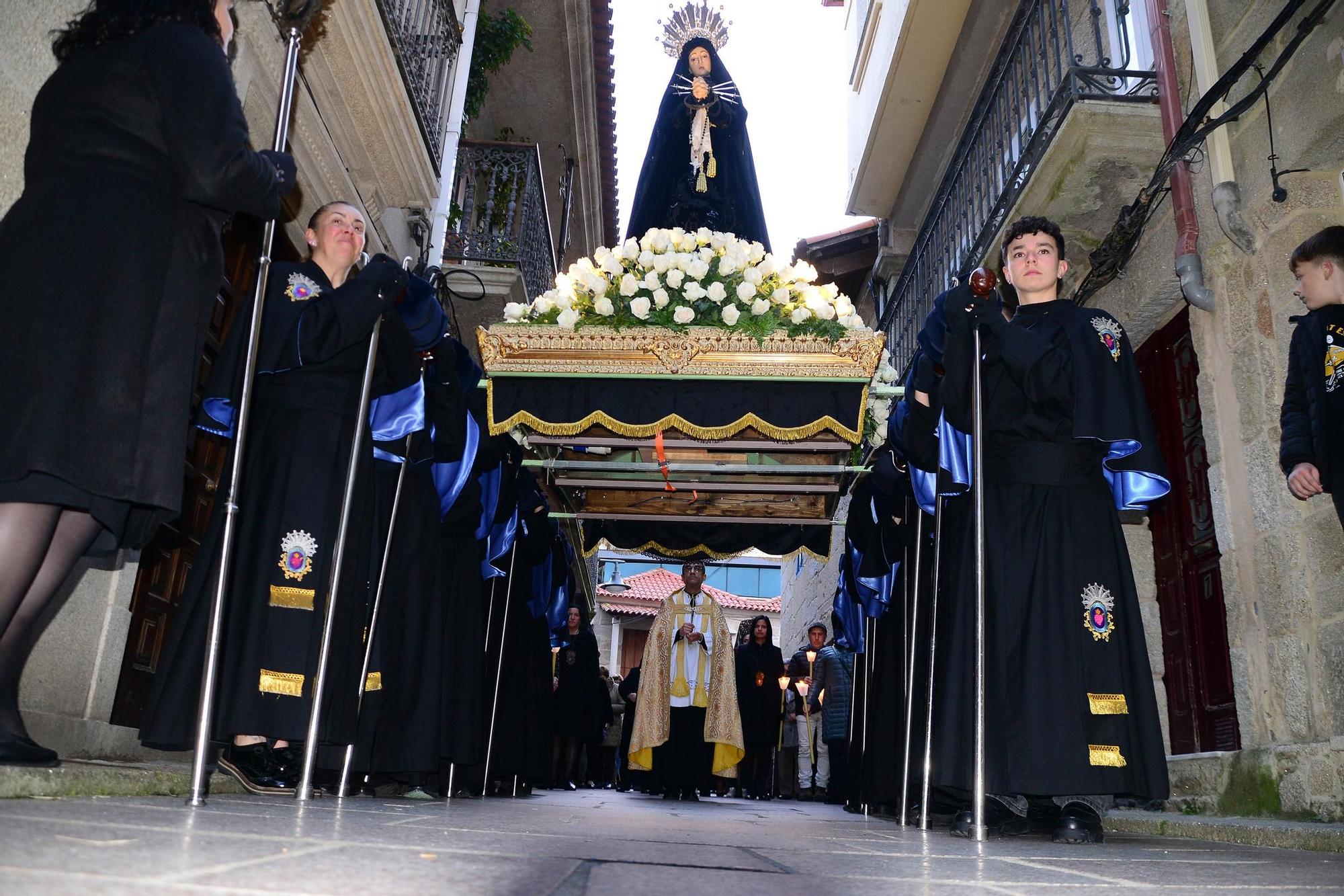 La procesión de la Soledad de María de Cangas venció a la lluvia
