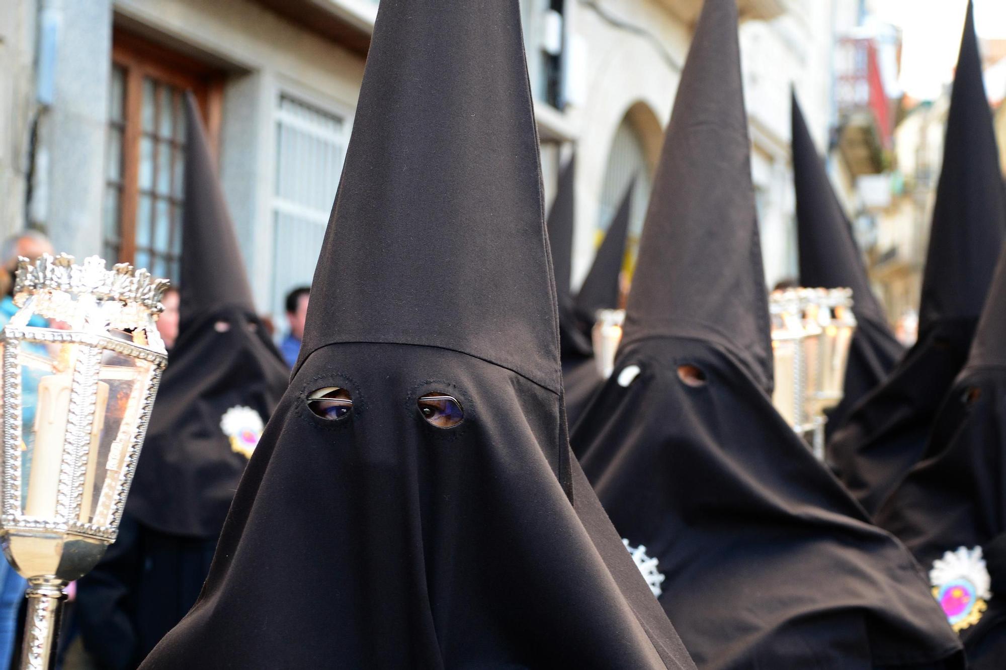 La procesión de la Soledad de María de Cangas venció a la lluvia