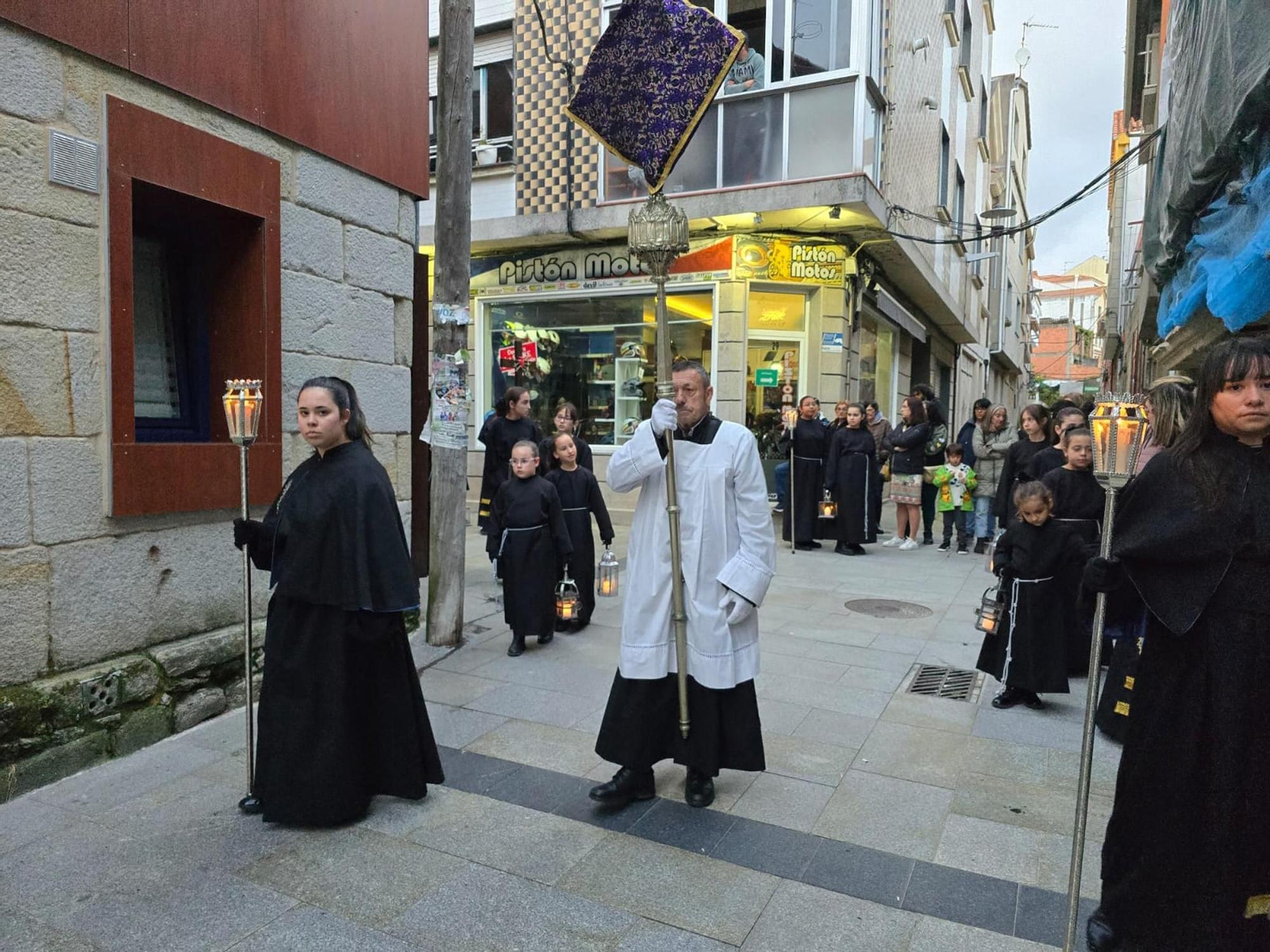 La procesión de la Soledad de María de Cangas venció a la lluvia
