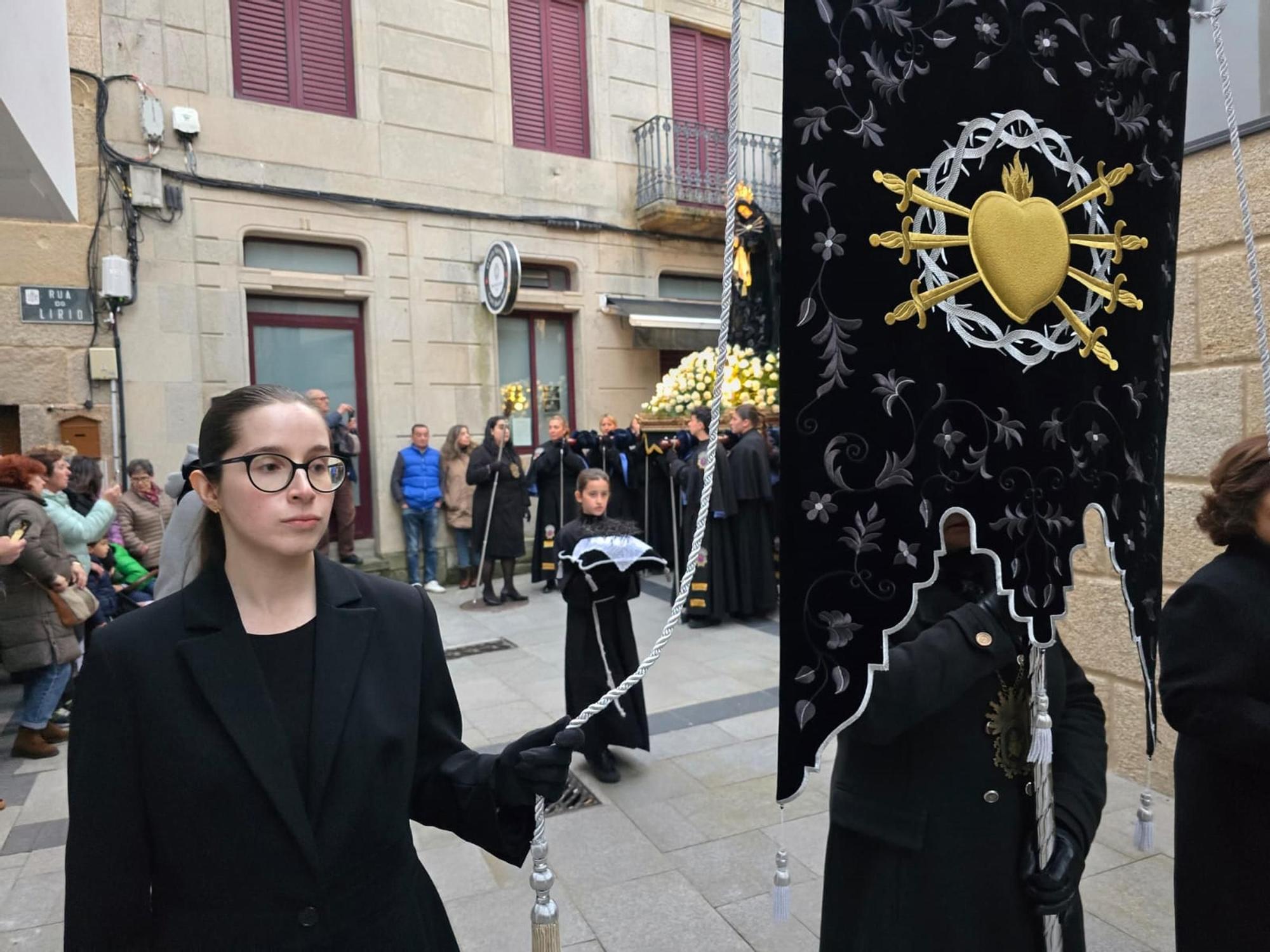 La procesión de la Soledad de María de Cangas venció a la lluvia