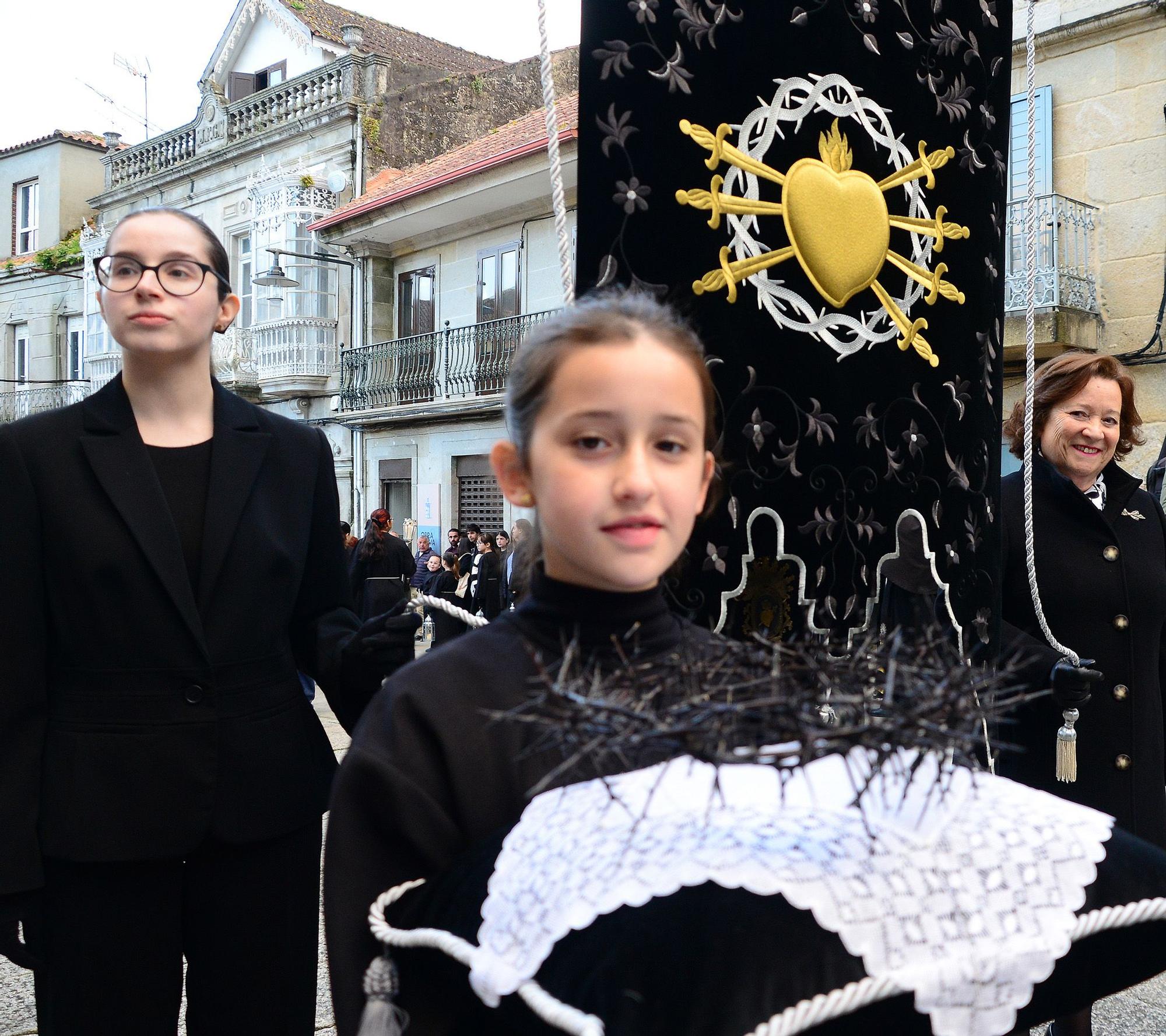 La procesión de la Soledad de María de Cangas venció a la lluvia