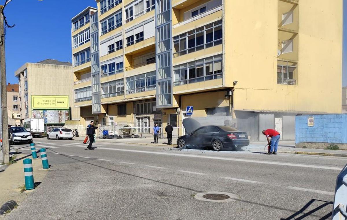El incendio del coche fue en la Avenida de Ourense. |  G.Núñez