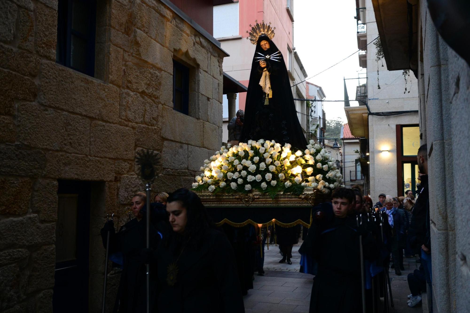 La procesión de la Soledad de María de Cangas venció a la lluvia