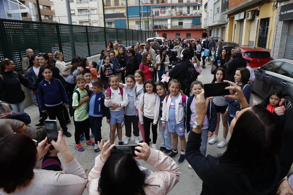 Un grupo de ninos y niñas, antes de entrar en clase