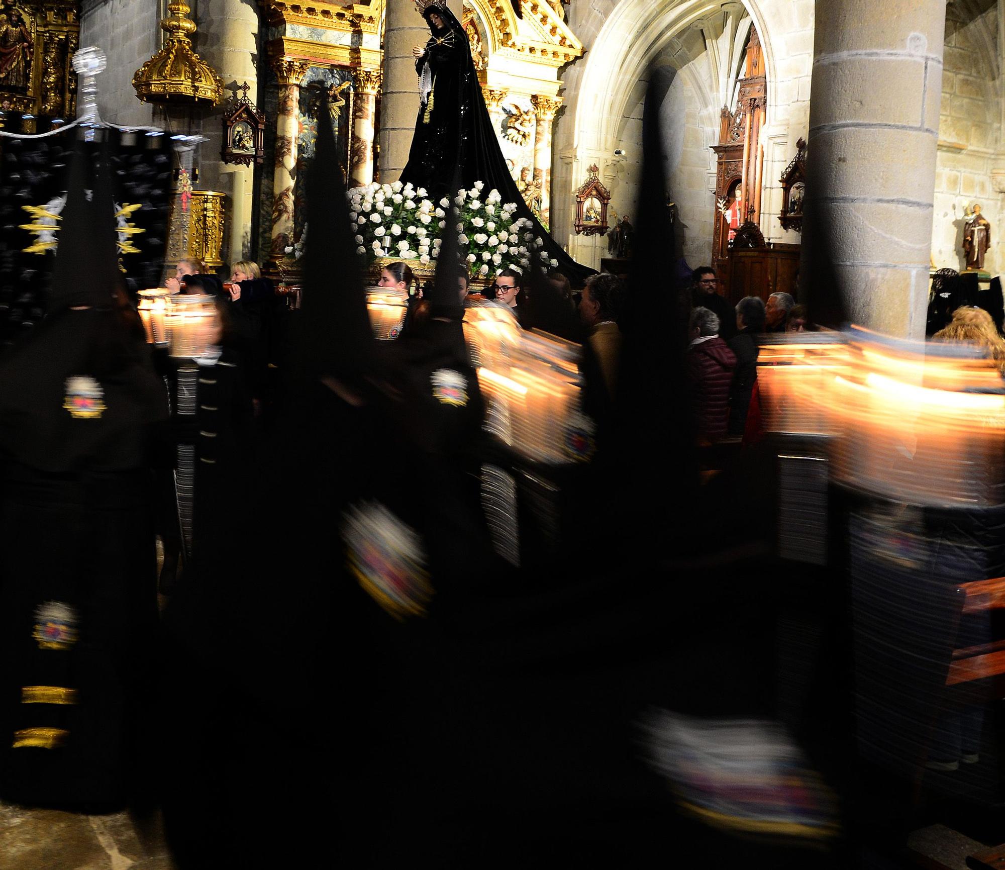La procesión de la Soledad de María de Cangas venció a la lluvia
