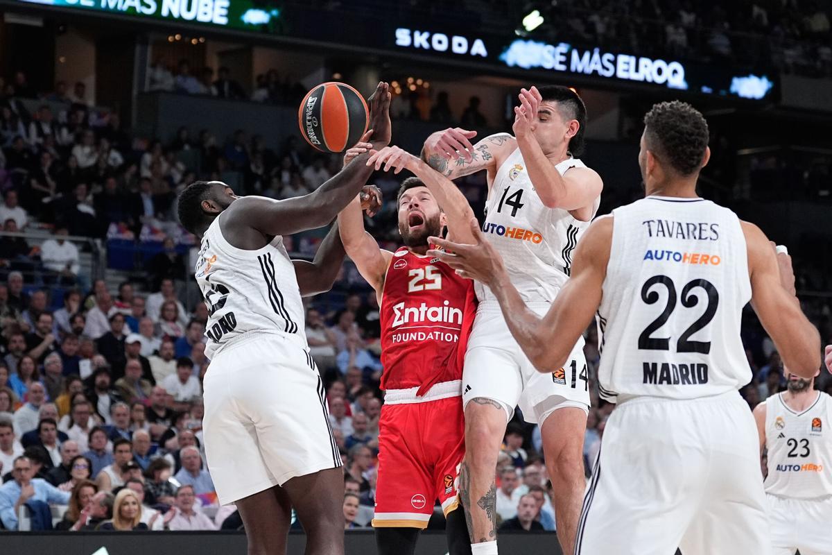 Alec Peters, Usman Garuba y Gabriel Deck en el Real Madrid-Olympiacos.