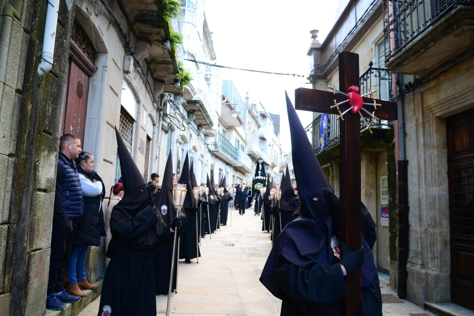 La procesión de la Soledad de María de Cangas venció a la lluvia