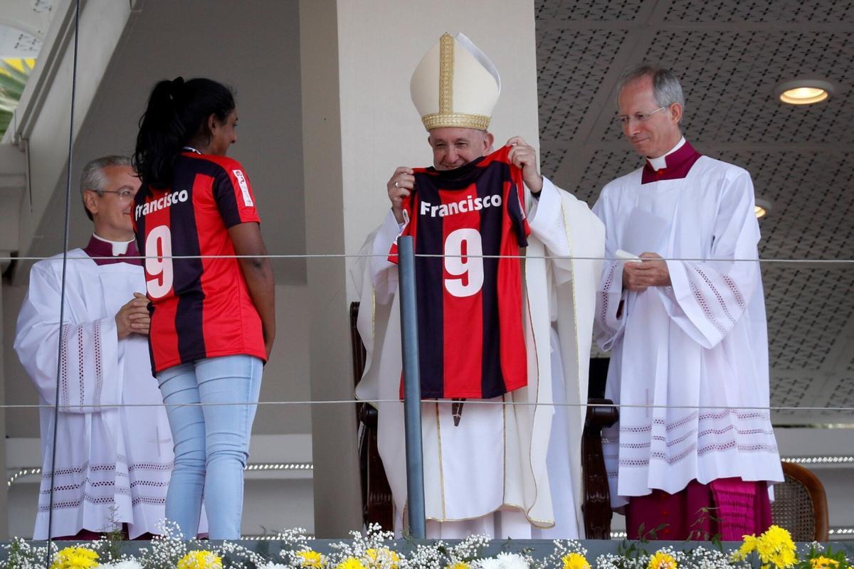 El Papa Francisco sonríe al recibir una camiseta de su equipo de fútbol favorito, el San Lorenzo argentino, en 2019.