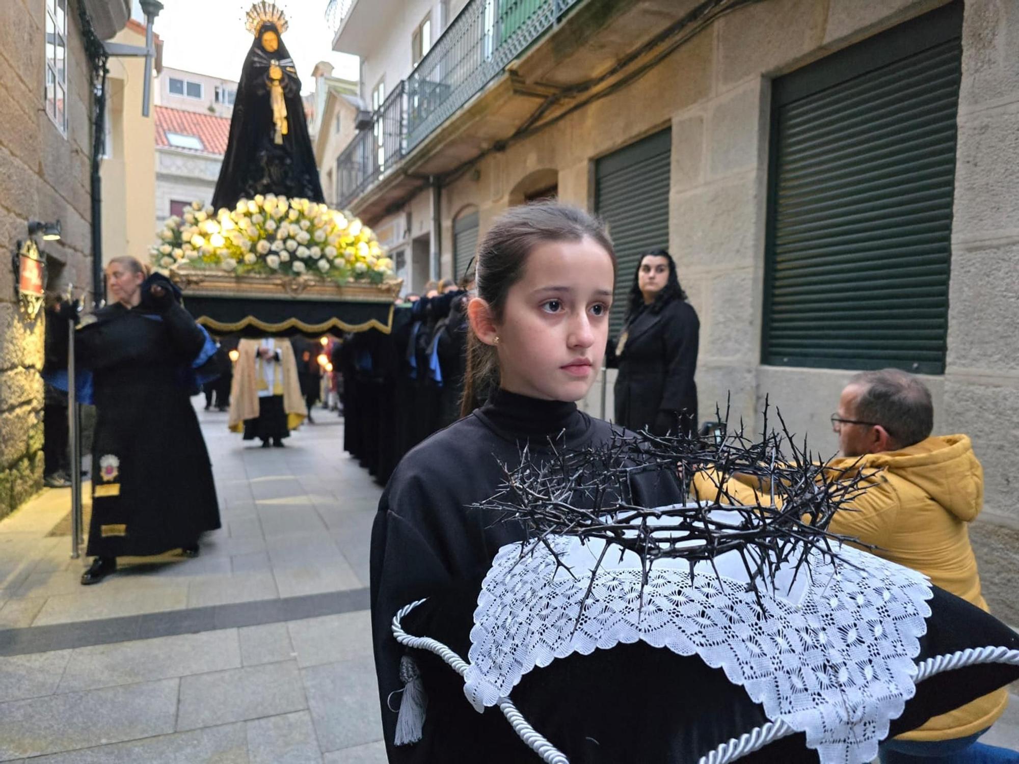 La procesión de la Soledad de María de Cangas venció a la lluvia