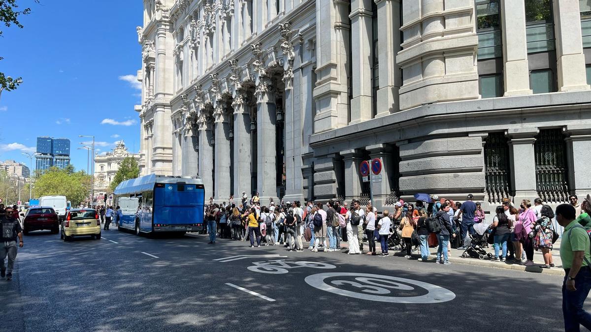 Así lucía el entorno del edificio de Correos de Madrid