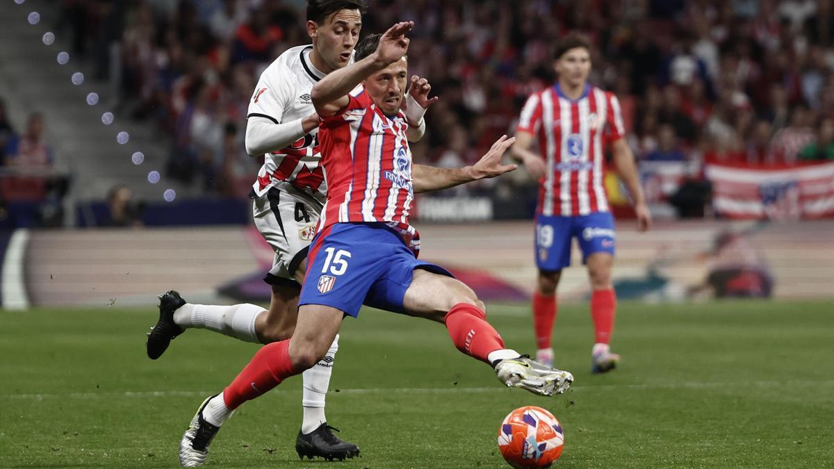 MADRID, 24/04/2025.- El centrocampista del Rayo Vallecano Pedro Díaz (i) disputa un balón ante el defensa francés del Atlético Clément Lenglet durante el partido de la jornada 33 de LaLiga EA Sports que Atlético de Madrid y Rayo Vallecano disputan este jueves en el estadio Metropolitano. EFE/Sergio Pérez