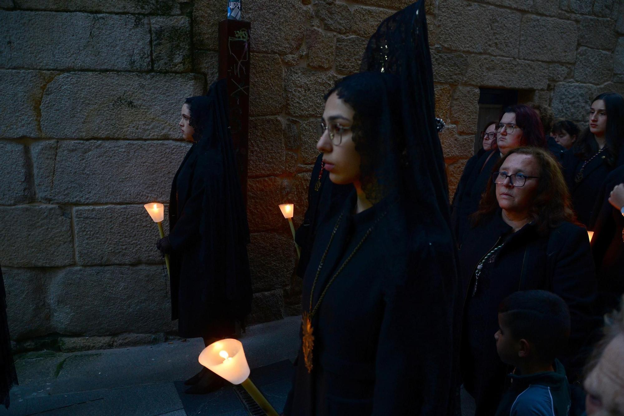 La procesión de la Soledad de María de Cangas venció a la lluvia