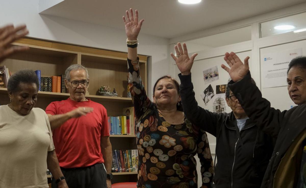 Clase de gimnasia ayer, en el centro A Bufarda de Cáritas con actividades para mayores. | Roi Cruz | ROI CRUZ