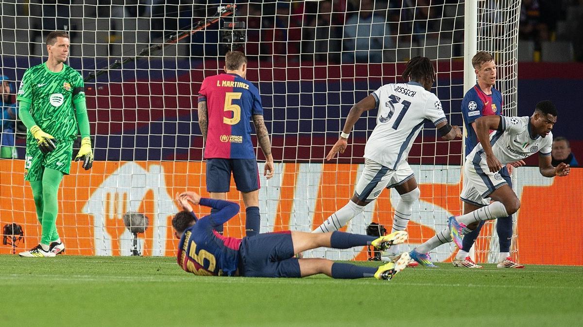 Dumfries celebra el primero de sus dos goles.