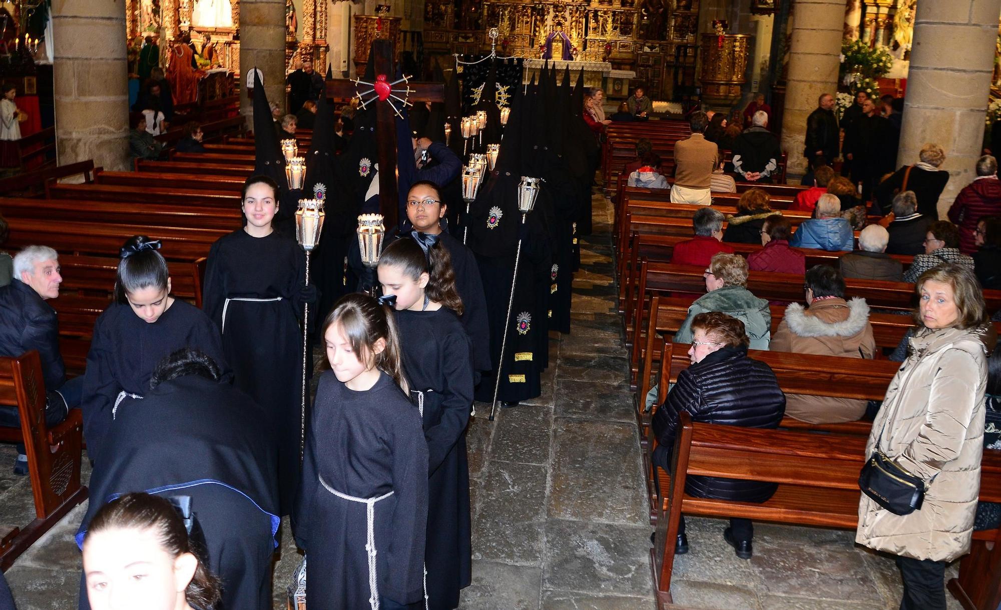 La procesión de la Soledad de María de Cangas venció a la lluvia