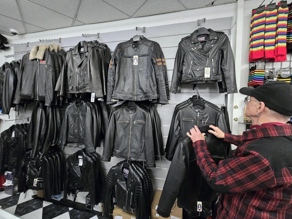Las chaquetas de cuero son uno de los productos estrella de Caramba y símbolo de su identidad alternativa.