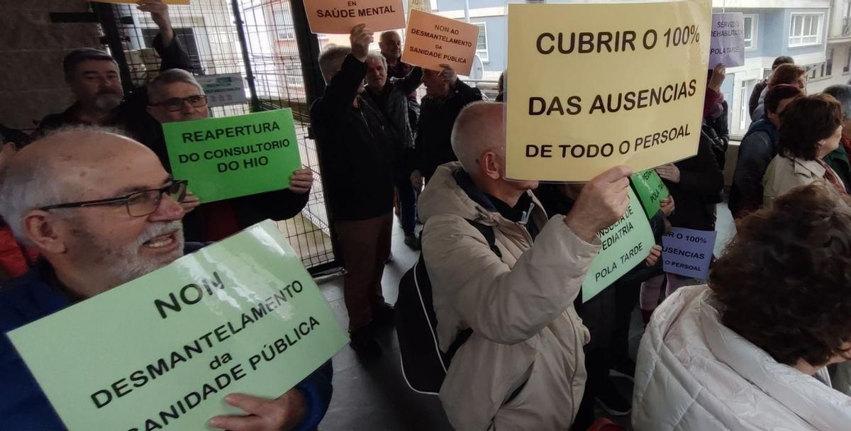 Una de las concentraciones de usuarios frente el centro de salud de Cangas. | S.Á.