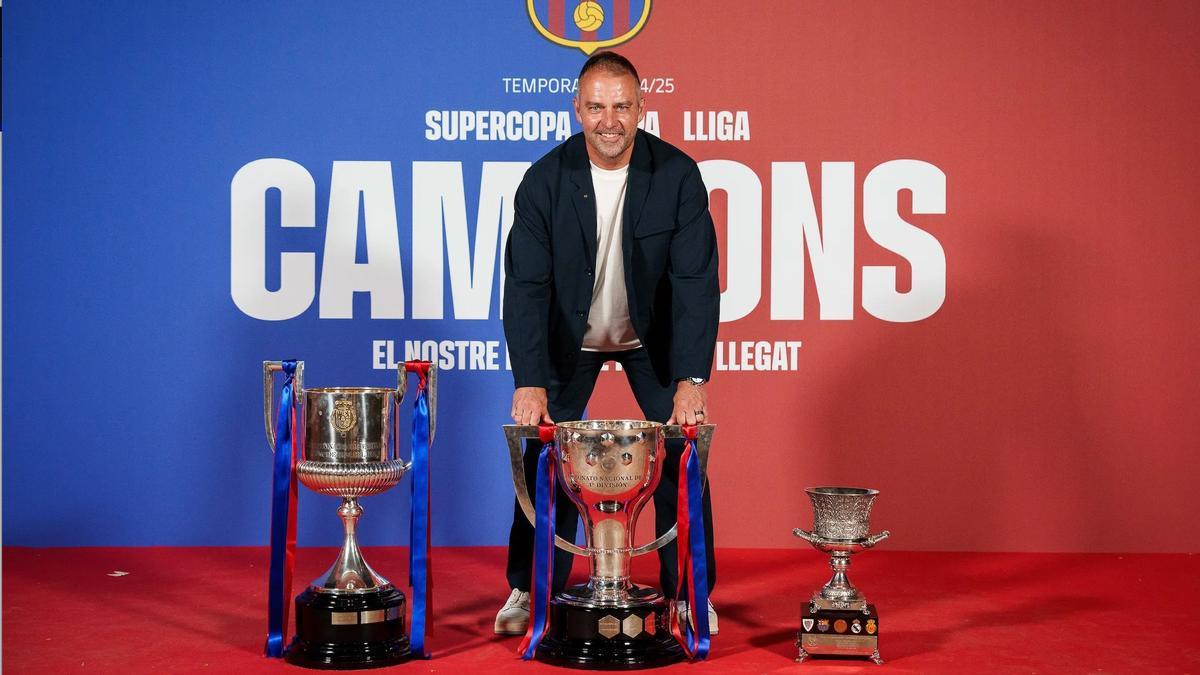 Flick posa con la Copa del Rey, Liga y Supercopa de España.