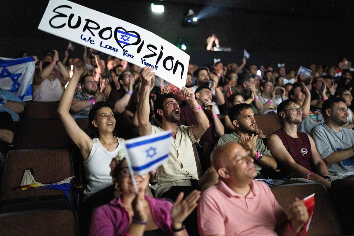 Asistentes al festival de Eurovisión portan banderas de Israel.