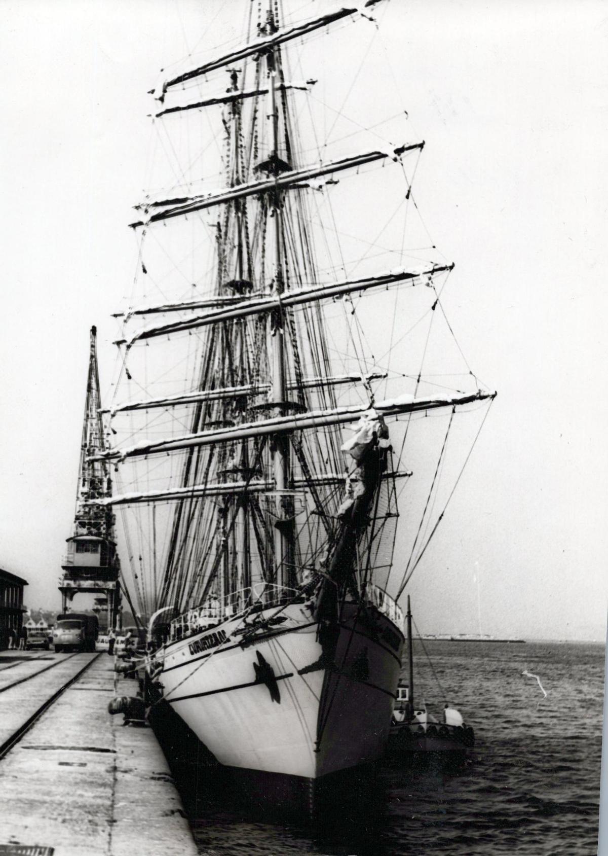 El «Cuauhtémoc», en el puerto vigués en agosto de 1982