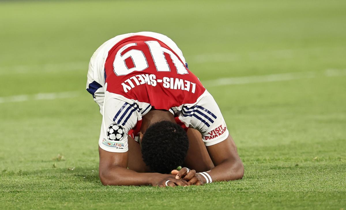 Lewis-Skelly se lamenta durante el PSG-Arsenal.