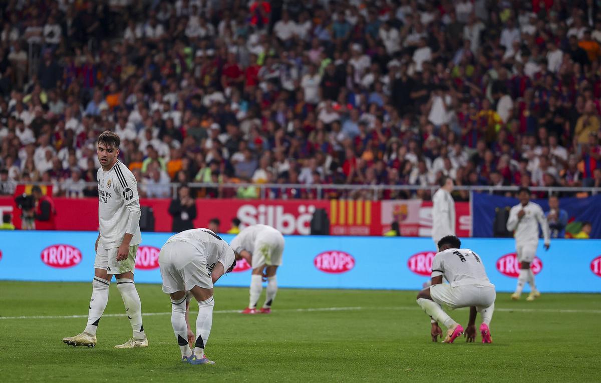 Los jugadores del Real Madrid, desolados, en el tercer clásico de la temporada.