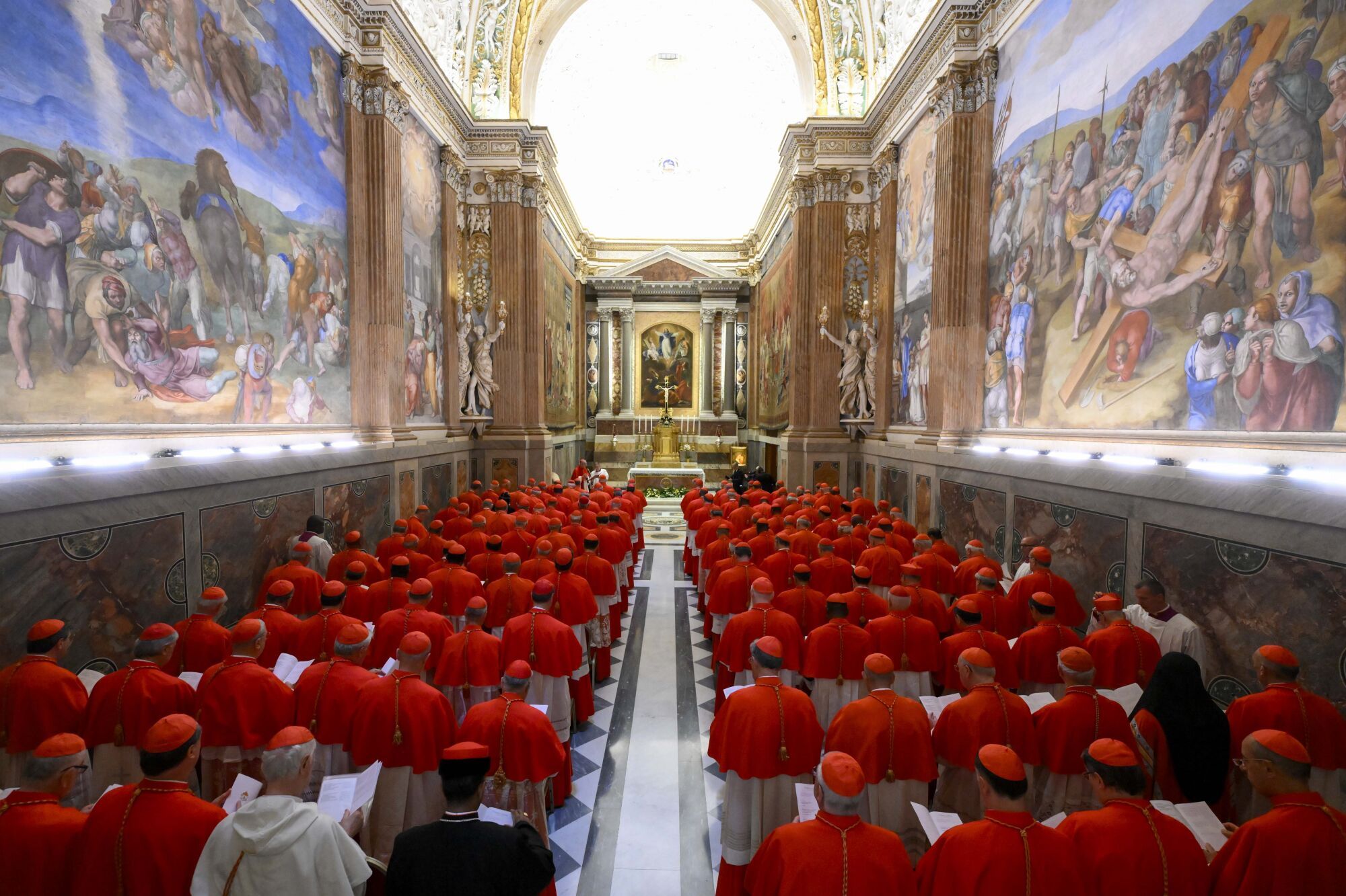 07 May 2025, Vatican, Vatican City: Cardinals attend the first day of the Papal Conclave to elect the successor of late Pope Francis inside the Sistine Chapel at the Vatican. Photo: -/IPA via ZUMA Press/dpa 07/05/2025 ONLY FOR USE IN SPAIN. -/IPA via ZUMA Press/dpa;religion;belief;Papal Conclave to elect a new pope in Vatican;