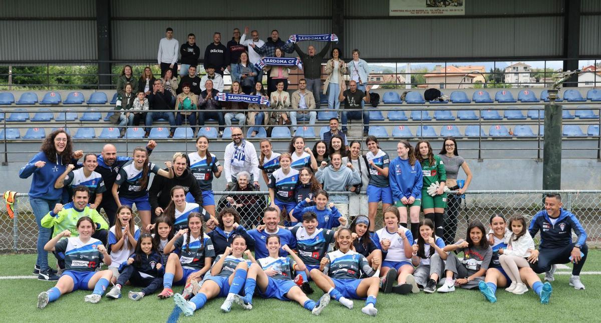 Las jugadoras y el técnico del Sárdoma posan en As Relfas tras derrotar al Oviedo B y clasificarse para el play-off. | Alba Villar
