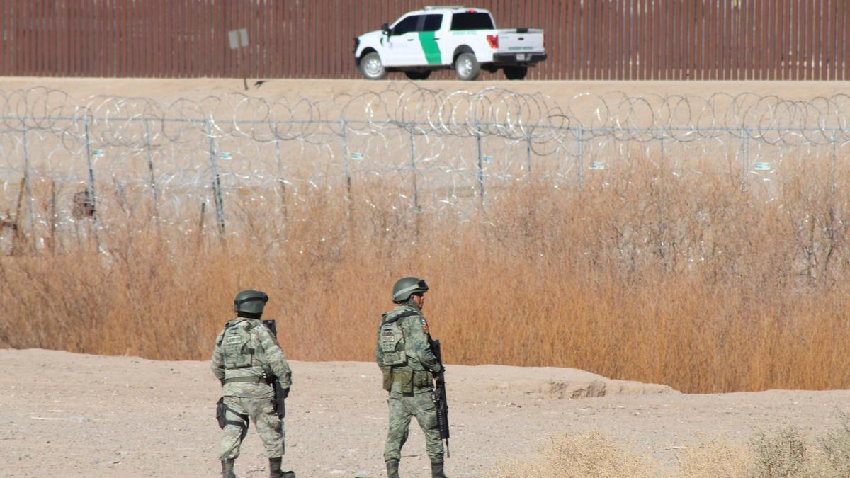 Archivo - Imagen de archivo de soldados mexicnanos en la frontera con EEUU.