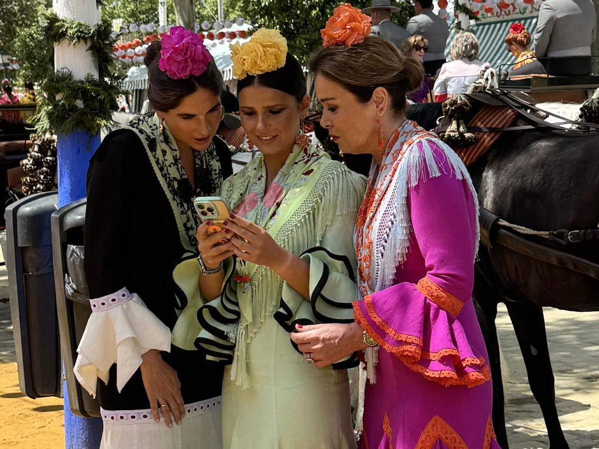 Lourdes Montes y Cayetana Rivera disfrutan de la Feria de Abril, a 06 de mayo de 2025, en Sevilla (Andalucía, España). PERSONAJE;FERIA DE ABRIL;06 MAYO 2025 Europa Press / Europa Press 06/5/2025. CAYETANA RIVERA MARTINEZ DE IRUJO;LOURDES MONTES;Europa Press;category_code_sho