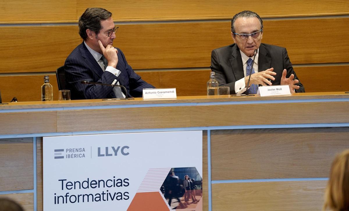 Javier Moll, presidente de Prensa Ibérica y Antonio Garamendi, presidente de CEOE, durante la presentación del estudio Tendencias Informativas realizado por la agencia LLIC y Prensa Ibérica.