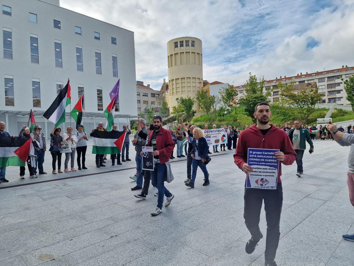 Concentración en el exterior de la Ciudad de Justicia de simpatizantes de la causa propalestina durante la celebración del juicio.