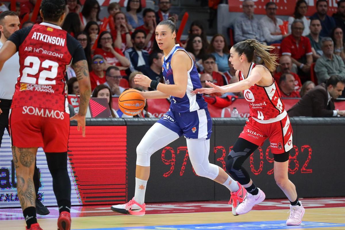 Raquel Carreras, que acabó lesionada, en un lance del partido