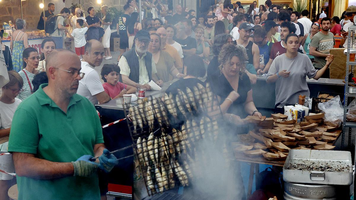 Sardinas y hierbas antes del encendido de la hogura en el Berbés, Vigo.