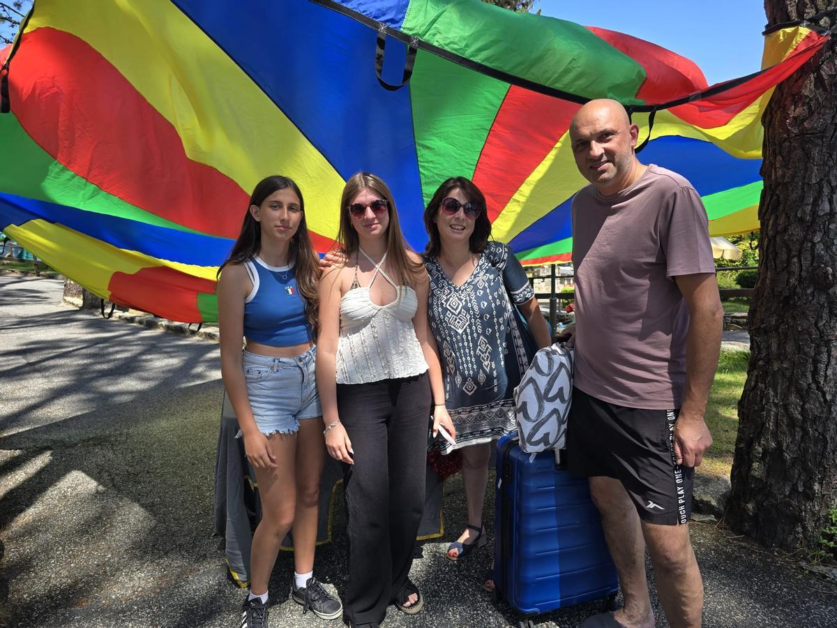 Lía (Marín), junto a su hermana Lara y sus padres, Nieves y Jesús.