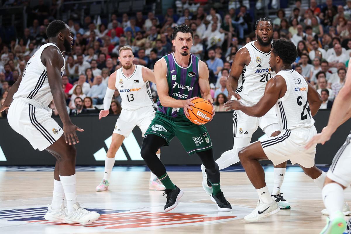 Nihad Djedovic, de Unicaja, rodeado de jugadores del Real Madrid.