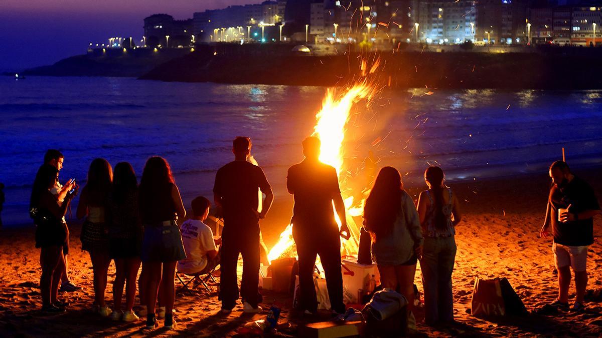 Hogueras en la playa del Orzán