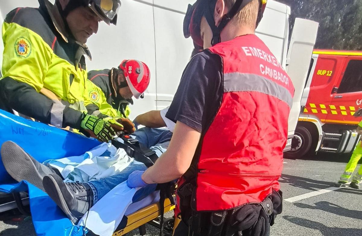 Traslado del conductor atrapado tras el accidente de Ribadumia.