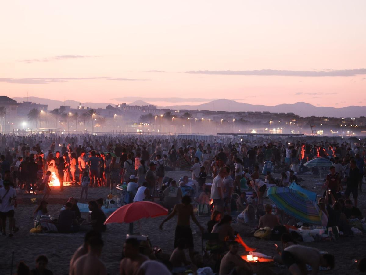 Grupos de jóvenes festejan la Noche de San Juan en una playa de Valencia, distinta a la de la agresión sexual.