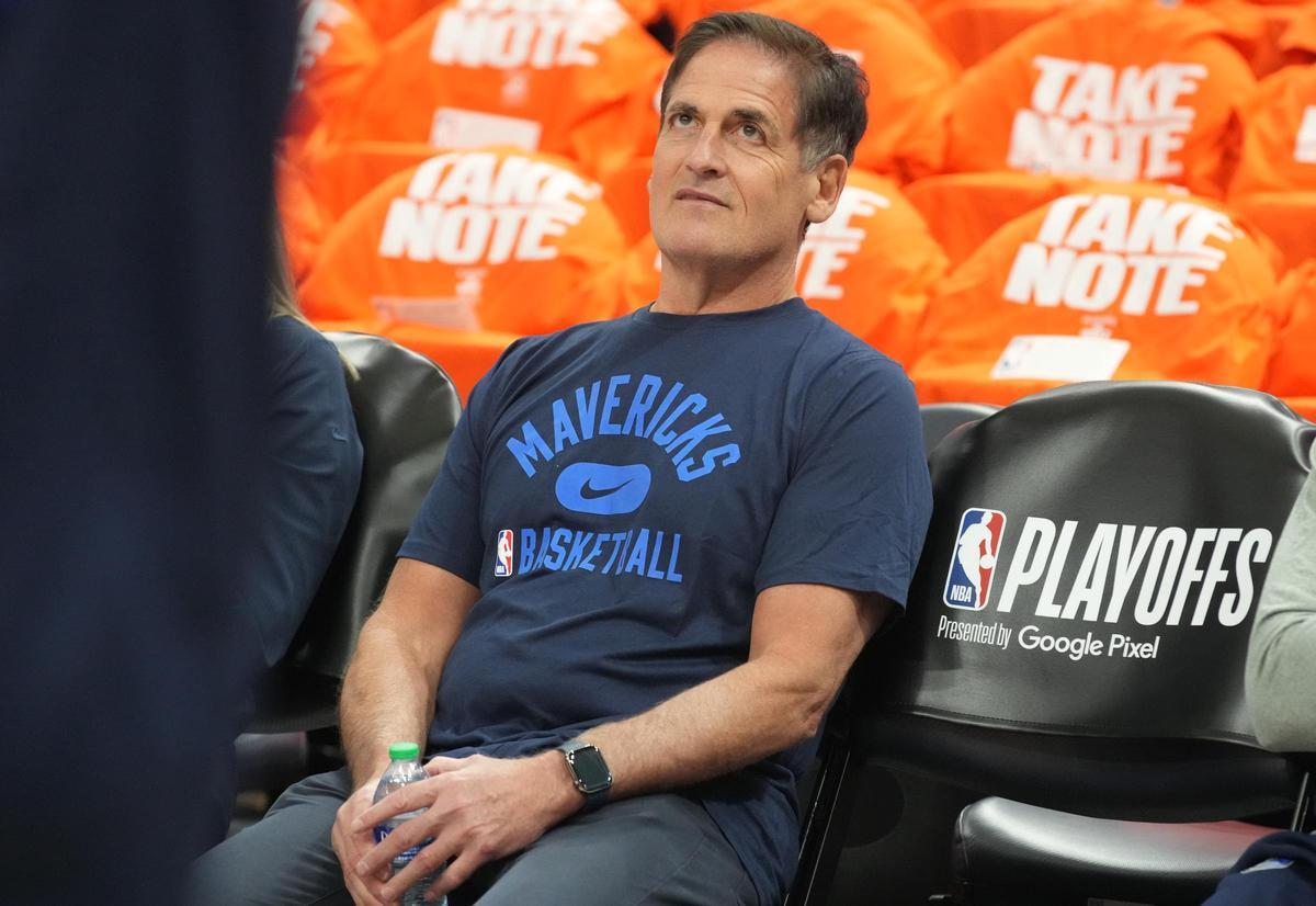 Cuban vende a Adelson la mayoría de acciones de Mavericks pero conserva control del equipo
