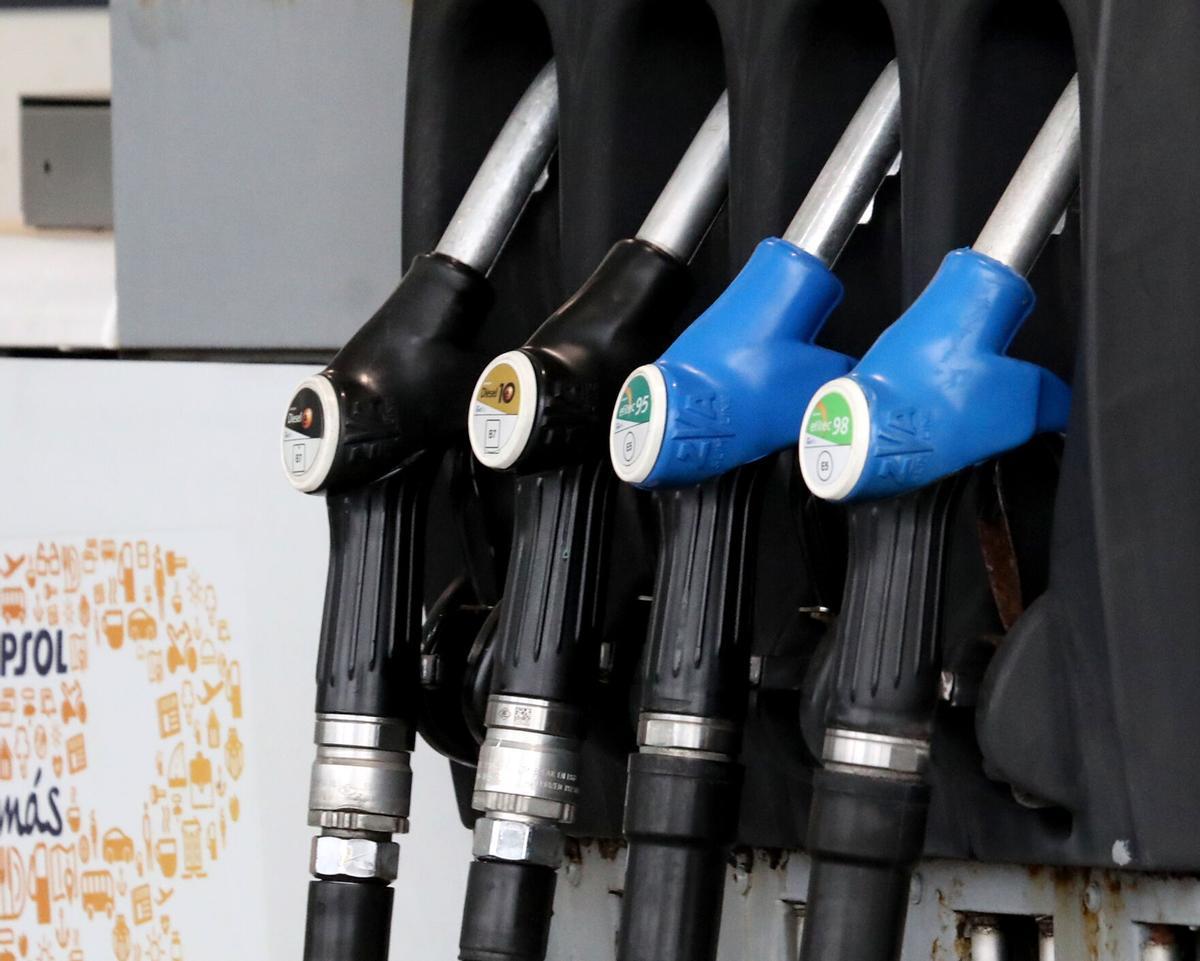 FARO SANTIAGO.SURTIDORES DE GASOLINA Y DIESEL EN UNA GASOLINERA DE SANTIAGO.XOAN ALVAREZ