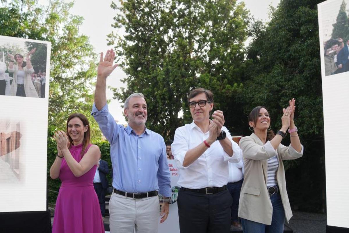 El president de la Generalitat y líder del PSC, Salvador Illa, en un acto en Barcelona junto al alcalde de Barcelona, Jaume Collboni, y las alcaldesas de Sabadell (Barcelona), Marta Farrés, y Reus (Tarragona), Sandra Guaita.