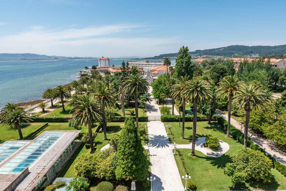 Las vistas desde el Eurostars Gran Hotel La Toja hacia sus jardines y la capilla de conchas.